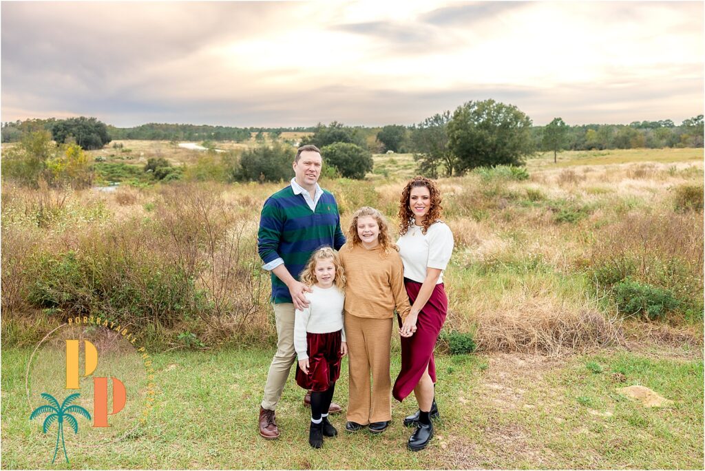 Bathed in the warm hues of a setting sun, our family radiates joy and style against the backdrop of Lake Louisa State Park. Our carefully chosen outfits, featuring earthy tones and subtle seasonal accents, create a picturesque moment during this Orlando holiday photoshoot. #Orlando-FL-holiday-photoshoot-what-to-wear